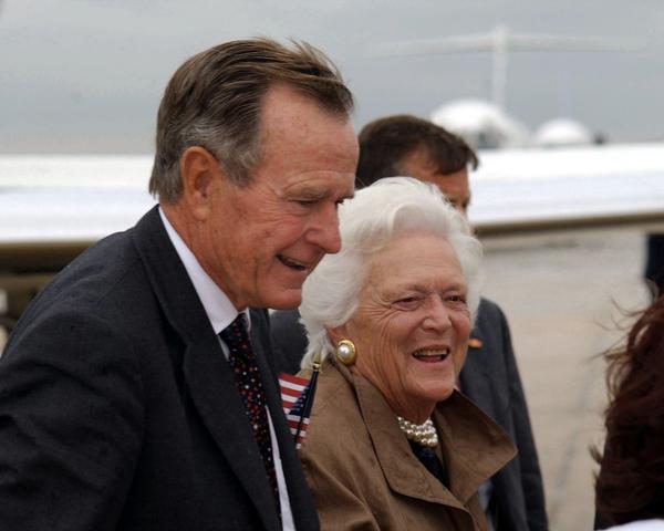美國第41屆總統喬治·赫伯特·沃克·布殊（George Herbert Walker Bush）過世，享年94歲。圖攝於2001年，老布殊總統與夫人芭芭拉。（圖：Joseph Lozada/U.S. Department of Defense）