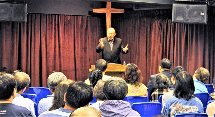 唐崇榮牧師勉勵教會建立在基督的磐石上。（圖：香港歸正福音講壇臉書）