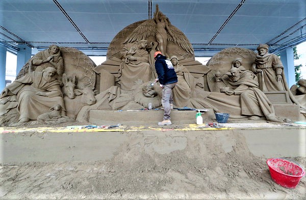 沙雕藝術家精密地雕刻出耶穌誕生場。（圖：路透社） 