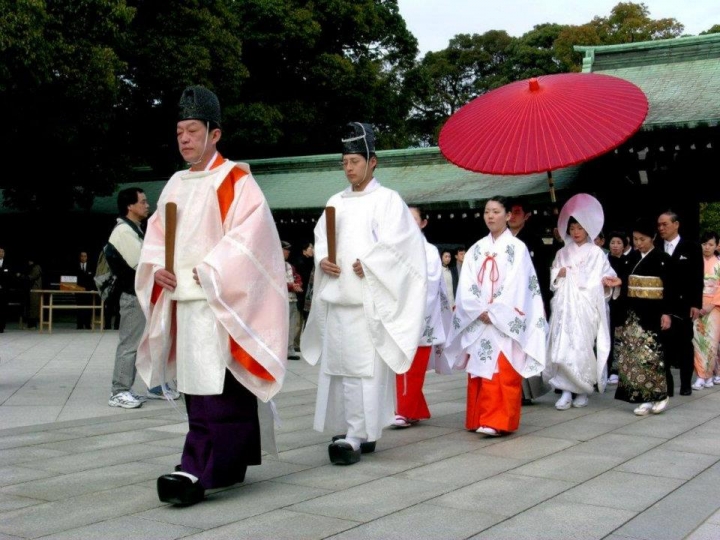 日本人行婚禮喜採用神道教或佛教儀式進行。（圖：sina.com）
