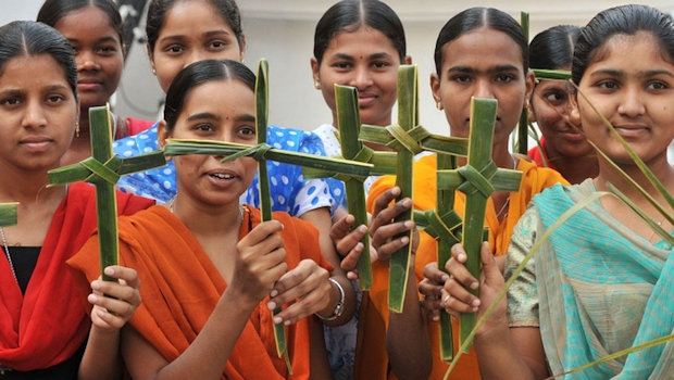 印度婦女手持十字架 （圖：來自網絡）