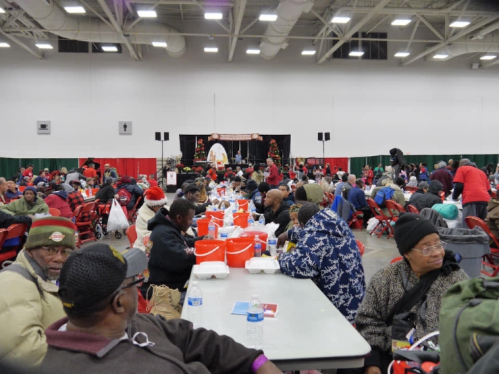 17日「關愛行動」（Operation Care）在達拉斯舉辦聖誕禮物慶祝活動，圖為街頭流浪者在活動現場想用餐飯。（圖：Staci Wallace臉書）