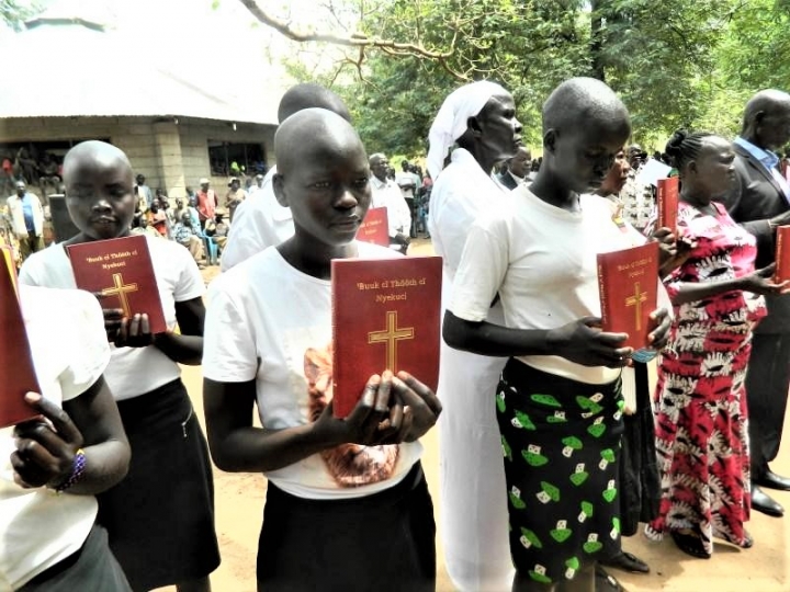 在迪丁加聖經出版慶祝會，族人手持屬於自己語言的聖經。（圖：didinga.org）
