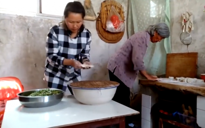 河南農村婦女做肉包子。（圖：網絡視頻擷圖）  