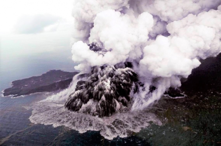印尼「喀拉喀托之子火山」爆發導致海嘯逾400多人死亡。（圖：路透社）