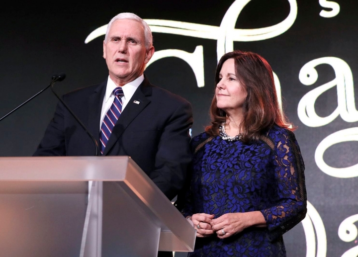 美國副總統彭斯和夫人凱倫1月17日在華盛頓川普國際酒店舉辦的「拯救鸛」慈善舞會上致詞。（圖：Paul Morigi）