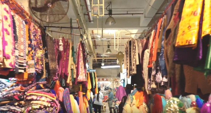 香港巴基斯坦村巴人開設的鋪店。（圖：youtube視頻擷圖）