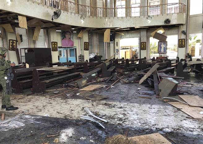 菲律賓霍洛島卡梅爾山聖母大教堂27日發生爆炸，圖為爆炸後的教堂內部。 （圖：美聯社）