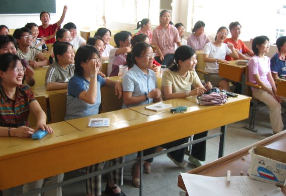 在蕪湖教授學生提升口語能力。（圖：大公網）