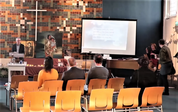海牙新教教會舉行不停斷的崇拜支援難民家庭。（圖：海牙新教教會視頻擷圖）