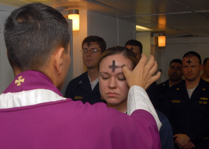 美國海軍裡的基督徒在軍船舉行聖灰日禮拜。（U.S. Navy）