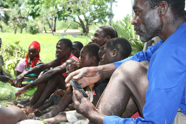 莫桑比克村民手持音頻《聖經》。（圖：Audio Scripture Ministries網）