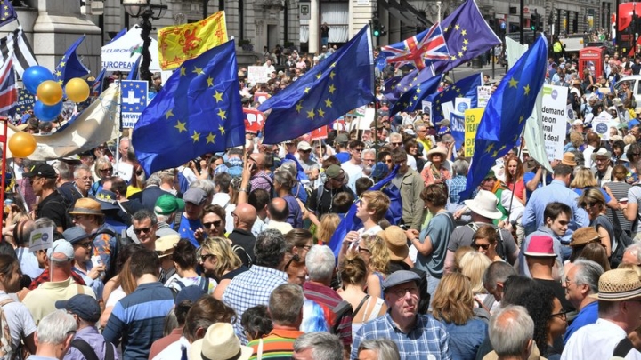民眾聚集倫敦市中心要求就脫歐協議舉行第二次公投。（圖：RTE.com）