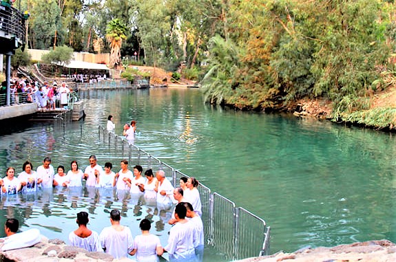 「以色列青年領袖大衛營」其中行程到約旦河體驗洗禮。（圖：ALFA社團法人領袖發展會網）