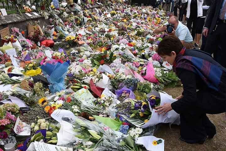 新西蘭總督Patsy Reddy夫人為哈格利公園克賴斯特徹奇清真寺槍擊事件的受害者獻花。（圖：新西蘭總督府）