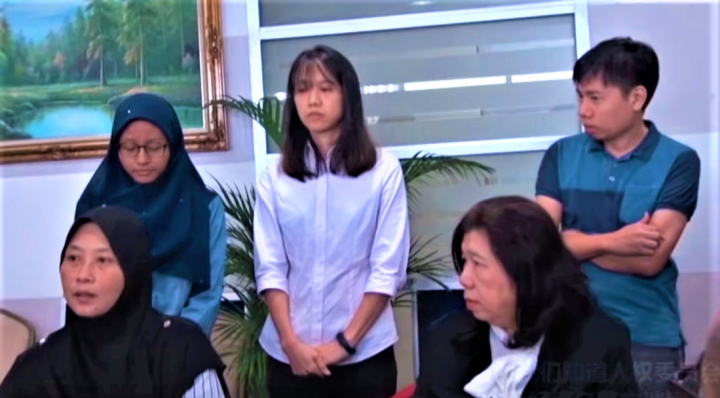 許景城妻子（右）、女兒（中）與阿姆利妻子（左）要求警方釋放其丈夫。（圖：KiniTV擷圖）