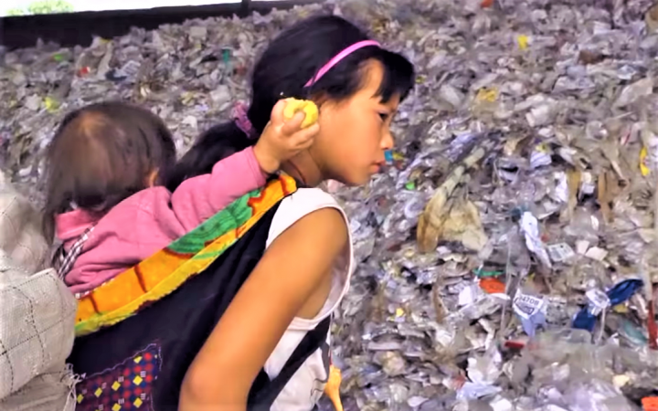 電影《塑膠王國》女孩在垃圾場的生活。（圖：《塑膠王國》視頻擷圖）