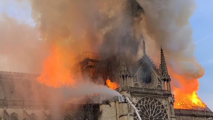 聖母院陷火海塔尖屋頂倒塌。（圖：VOA網）