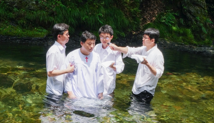 東京日暮里國際教會去年舉行海之日洗禮儀式。（圖：東京日暮里國際教會）