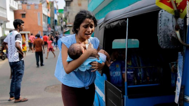 斯里蘭卡教堂被炸，傷者抱著喪生的嬰兒。（圖：CNN）