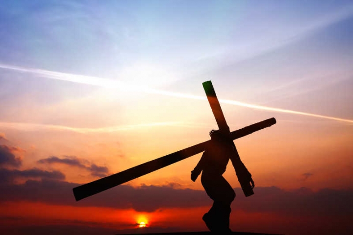 耶穌背十字架行苦路救世人。（圖：網絡圖片）