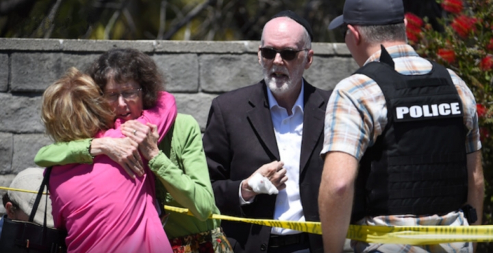 美國加州猶太教堂內遭一名男子持槍開火，造成至少1死3傷。（圖：視頻擷圖）