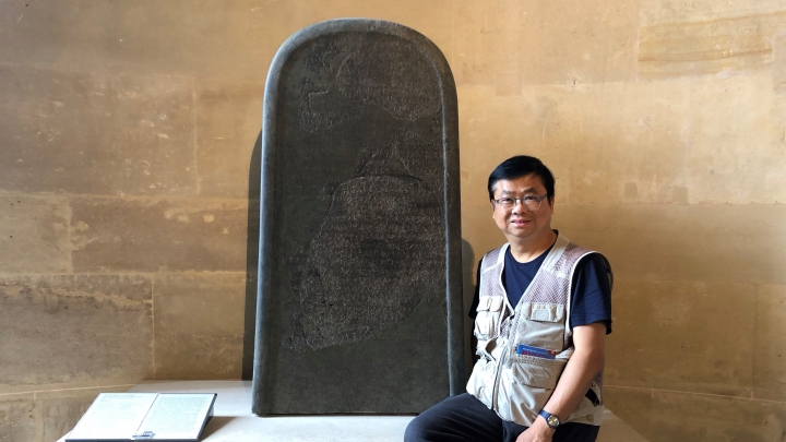 摩押石碑現正保存在法國巴黎的羅浮宮中，本文筆者蔡春曦博士曾多次造訪。（圖：以斯拉培訓網絡）