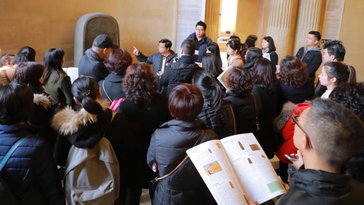 本文筆者蔡春曦博士於兩個月前帶同法國華人神學院之50位學生及家人參觀法國巴黎的羅浮宮的摩押石碑作詳細講解。（圖：以斯拉培訓網絡）