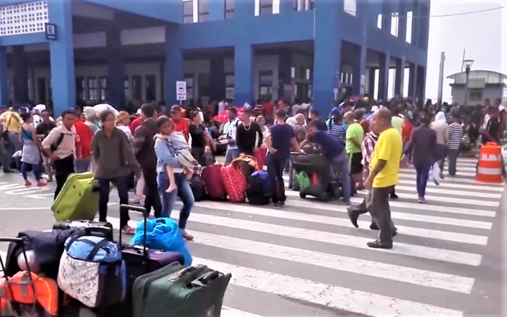 去年底平均每日約7,000名委內瑞拉人湧至秘魯與厄瓜多爾接壤的北部關口入境。（圖：視頻擷圖）