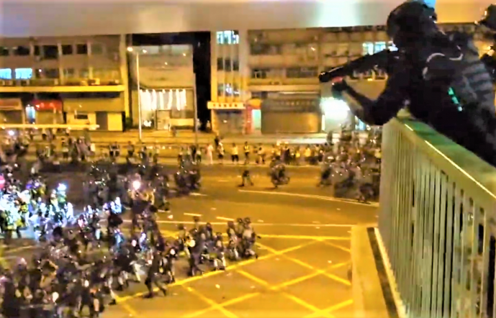 警方從高位向橋下示威者發射橡膠子彈。（圖：視頻擷圖）