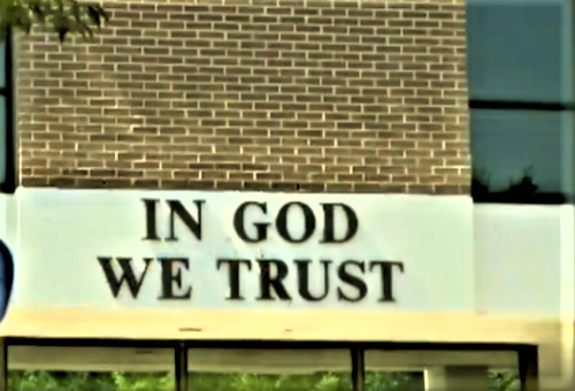 南達科他州公校展示「我們信仰上帝」（In God we trust）。（Fox News）