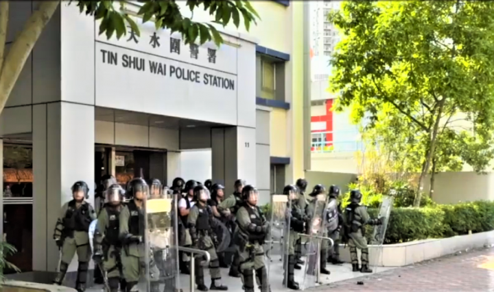 七區集會，防暴警察在天水圍警署戒備。（圖：視頻擷圖）