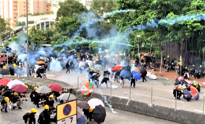 七區集會演變成衝突，警方施放催淚彈。（圖：BBC）