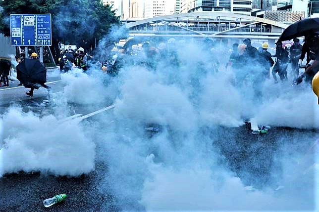 警方向示威者發射催淚彈。（圖：網絡）