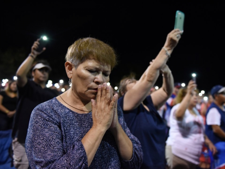 俄亥俄州岱頓鎮槍擊案，市民為死傷者祈禱。（圖：Reuters）