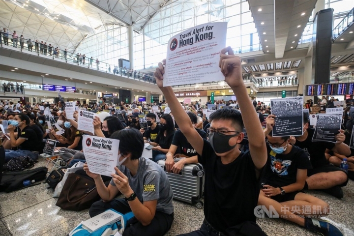 示威者在香港國際機場舉行反送中集會。（圖：中央通訊社）