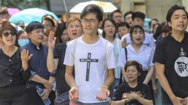 基督徒在示威中祈禱。（圖：BBC中文）