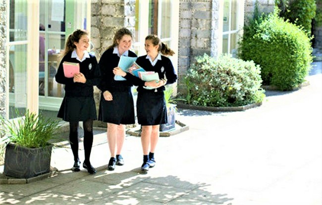 英國法律規定學校必須為14至16歲學生提供宗教課。（圖：網絡圖片）