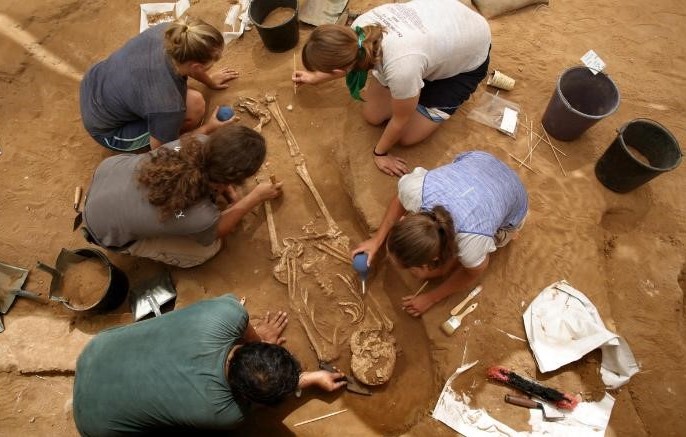 2016年6月考古學家在非利士人墓地挖掘出骷髏。（圖：CNN）