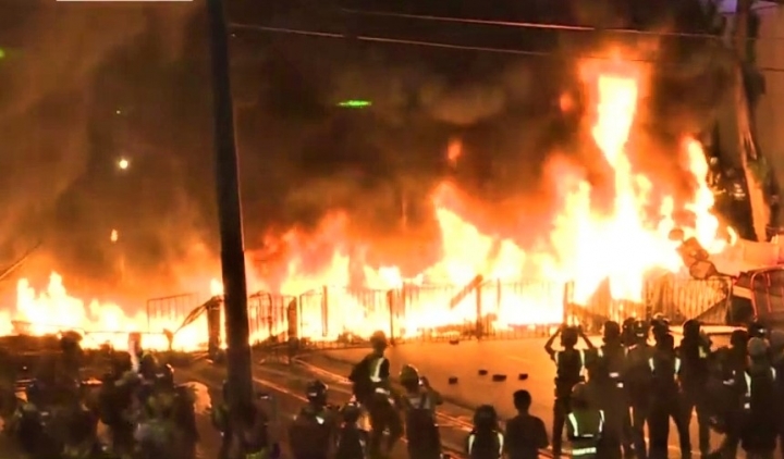 示威者在灣仔街頭燃燒雜物。（圖：視頻擷圖）