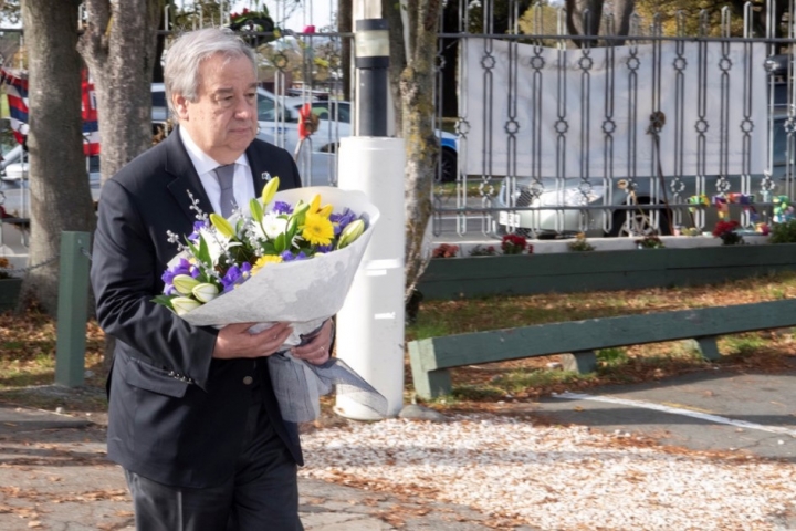 聯合國秘書長古特雷斯今年3月向新西蘭大規模槍擊事件受害者獻花。（圖：聯合國新聞） 