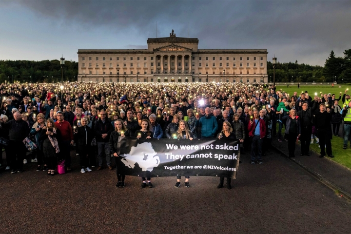 2萬人聚集北愛爾蘭貝爾法斯特議會大廈廣場抗議墮胎合法化。（圖：NI Voiceless facebook）