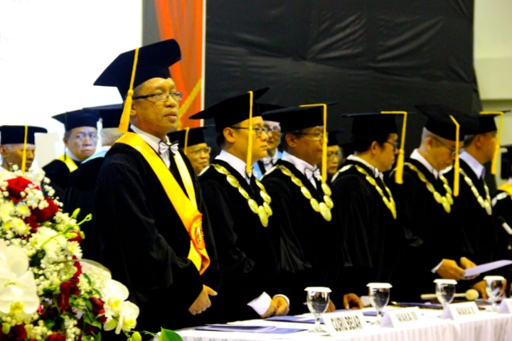 蘇納爾科［左一］在德里亞卡拉哲學院就職典禮。（圖：Mirifica news）