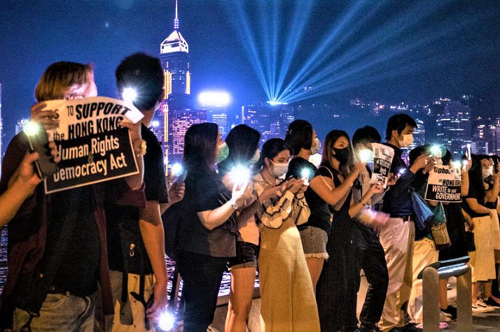 香港示威者舉起標語支持美國國會通過2019《香港人權與民主法》。（圖：Studio Incendo）