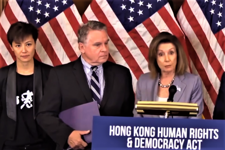 美國眾議院議長佩洛西在國會山發言支持香港的法治民主和人權。（圖：視頻擷圖）