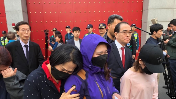 脫北女孩與母親在韓國駐中國大使館示威。（圖：美國之音）