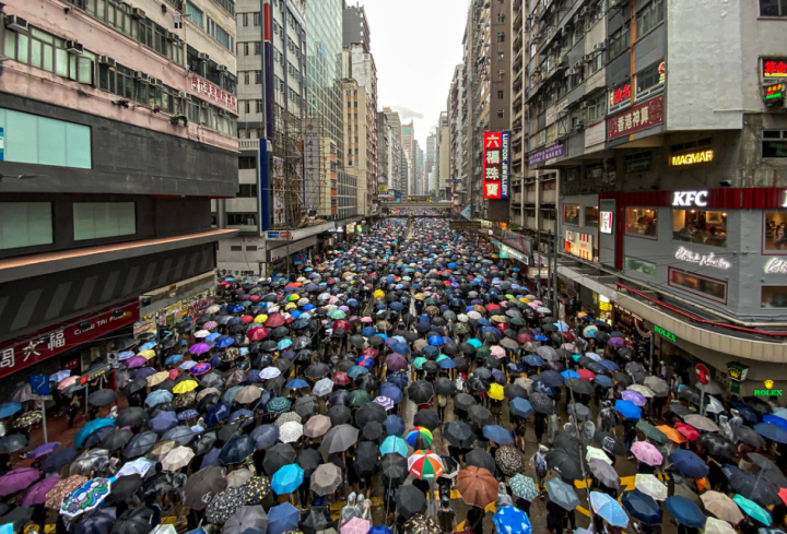 禁蒙面法生效後的周日［6日］，市民冒雨在街示威。（圖：Studio Incendo）