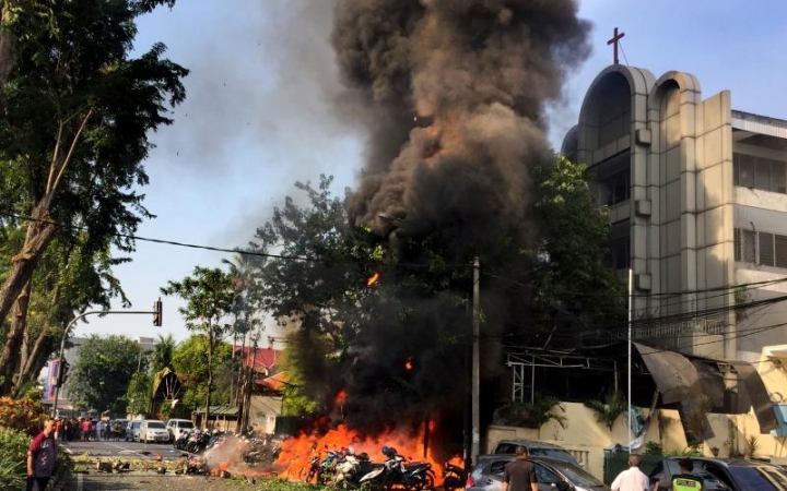 去年5月泗水五旬節教堂遭炸彈襲擊。（圖：路透社）