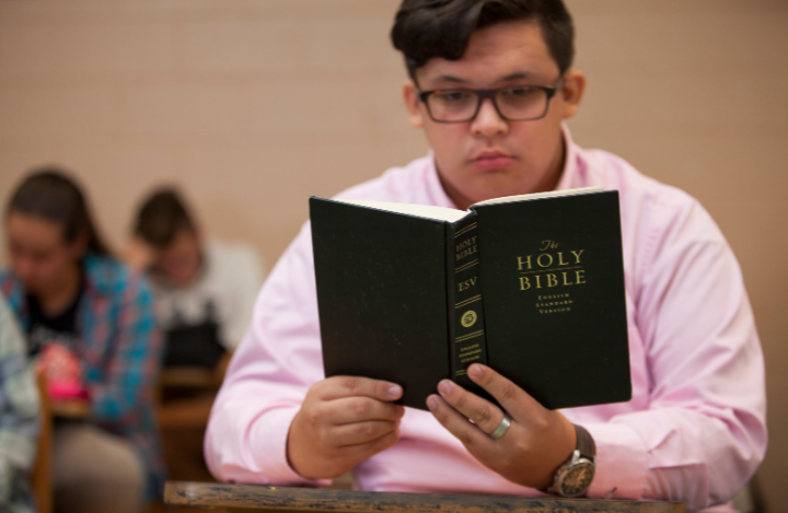 學童讀聖經。（圖：網絡圖片）
