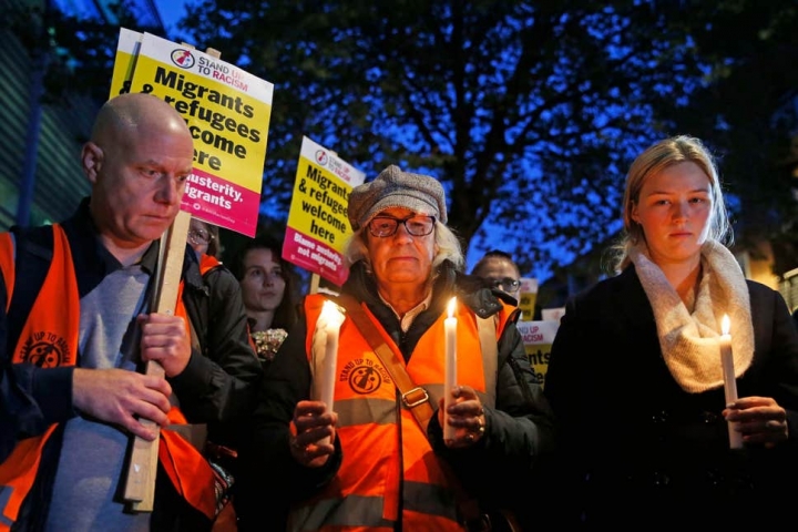 市民手持燭光在倫敦威斯敏斯特內政部外為喪生者默哀。（圖：Essex PA Network） 